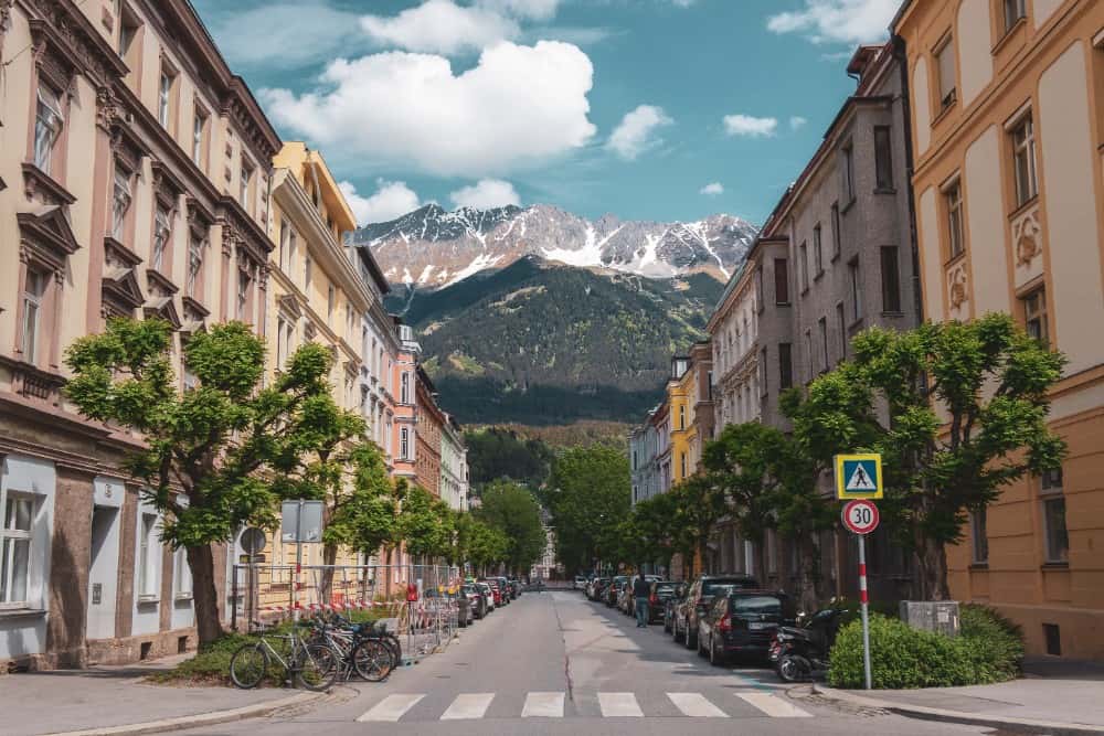 Eine malerische Straße in einer Stadt inmitten der atemberaubenden Kinderberge von Österreich-Urlaub.