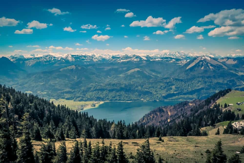 Eine atemberaubende Aussicht auf einen See und Berge in den Alpen - Österreich & Reisetipps.