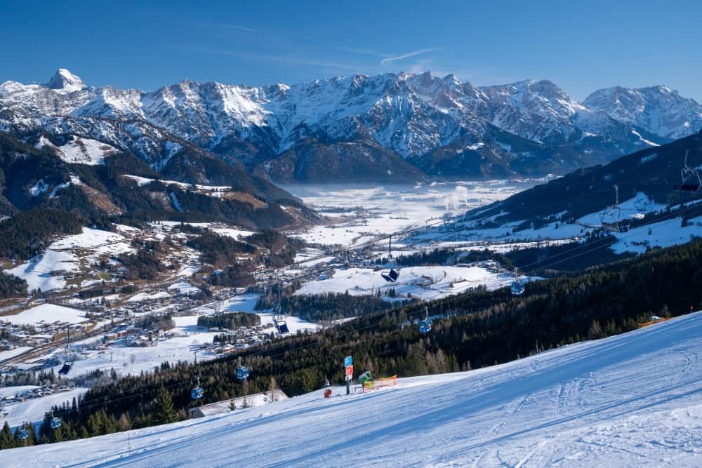 Ein atemberaubender Ausblick auf das Skigebiet Saalbach-Hinterglemm, majestätische Berge dominieren den atemberaubenden Hintergrund.