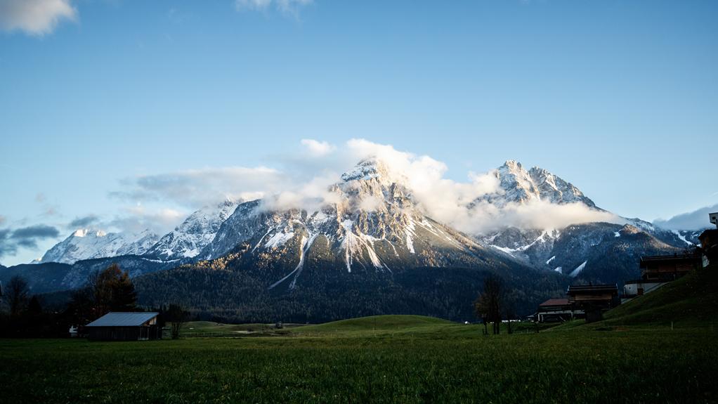 Eine Bergkette in den Alpen mit Wolken am Himmel.