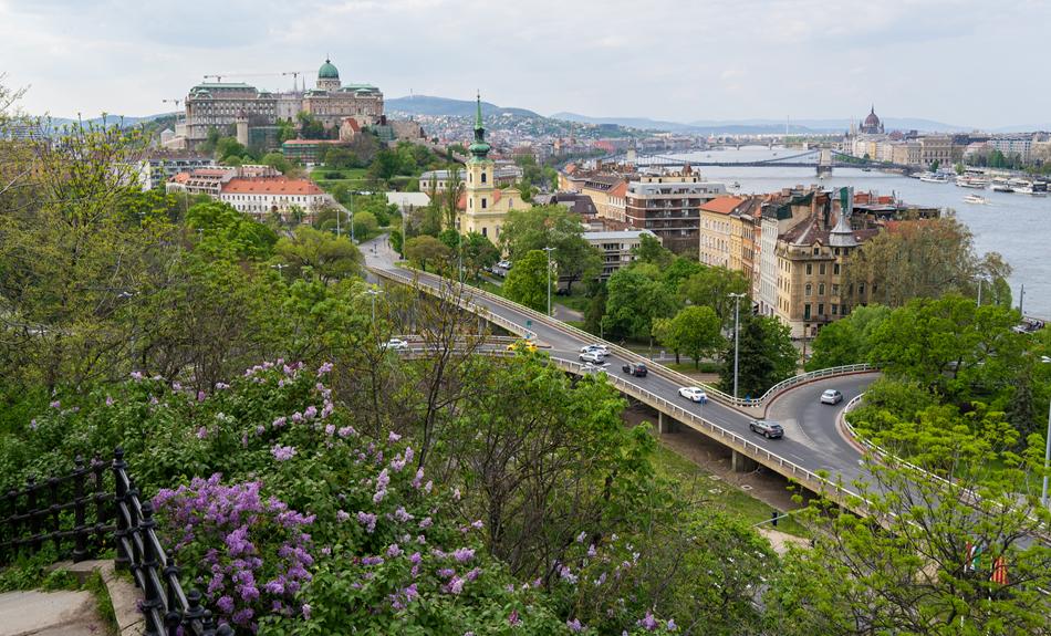 Ein Blick auf Budapest, Ungarn, von einem Hügel mit Blick auf die Donau.